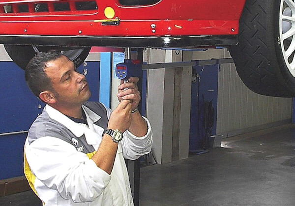 Technician Using ALLVIS Tram ALLVIS Connect AVS-500 Being Used by Technician